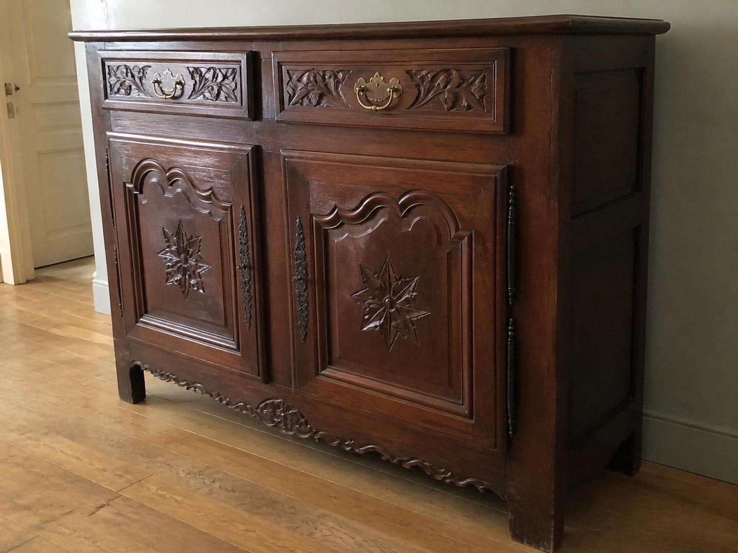 découvrez nos conseils pour choisir un buffet en bois durable et intemporel, qui embellira votre intérieur pendant de nombreuses années.